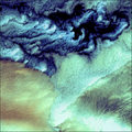 阿留申群島雲(Aleutian Clouds)陸地衛星攝於2000.6.16