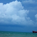 那天,恰恰下過一陣好大的雨,天洗得碧藍,正美~那些雲,好似快壓到那艘貨船了似的!Vung Tau,Vietnam