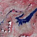 這顏色不自然的圖呈現的是河川中部,包含了Nurek水壩及其蓄水成果,此圖使用可見短紅外線使附近稀疏的植被顯現,植物是紅色,裸露的大地是黃褐色,而水是藍色的!在湖上部河川尖瑞的彎道中,水是淡藍色的,它的明亮光輝來自於泥沙沈積..火星上面要是有水.遠看也許就是這般