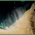 2009年二月底阿拉伯聯合大公國溫度飆升至37度C.沙塵被每小時65公里時速的陣風吹襲出圖像中米黃色平行煙塵的沙塵暴.海面上有些地方還形成與沙塵垂直的水波圖紋來! 人工棕櫚島及首要城市阿布達比也籠罩在這沙塵暴之中.