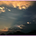 2009.03.30;06:00pm　龍捲風後的夕陽餘暉，正好把天空分成一明一暗的圖像，光亮的那一面，似乎就是隻火鳳凰在飛翔著！