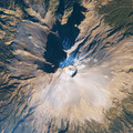 大約位於墨西哥城東南七十公里處,它同時也是墨西哥最高峰與北美最高的火山!這裡,是許多火山學家眼中的「地球上風險最高的火山」~因為全世界人口最密集的墨西哥大城如此靠近,2009年,有近2300萬人口居住!