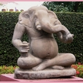 中南半島的象，總是有崇高的地位～這個雕像甚至把象給擬人化，成了象頭人身的形象！顯然他的象牙斷了，但他象鼻取扱的食物及手上的酒還好好的～真是快活得不得了哪!!