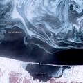 日本北海道北方的鄂霍次克海面上, 海冰形成淺藍與白色交錯的優美旋渦圖紋! 那些紋路, 就像溫柔的髮絲一般盤繞迴旋著!美麗得讓人幾乎忘記它其實是冰冷的....