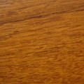 以原木在工廠裁切成型，經過多次的拋光、上漆；整塊為實木製成。觸摸與使用上的紮實質感最佳，會散發自然木頭味(會呼吸) ；使用年限長。價格 5,000~15,000元/坪(含工代料)

