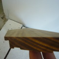 門口立面處以無線板方式收邊，木地板須作導角