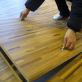 木地板作40cm架高，並在底部作十格收納空間，這樣的架高可以增加室內收納空間，屬特殊架高施工，因為很費工，所以每坪的價格約要多出2~3倍(木地板為柚木指接海島型木地板)