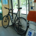 路面電車也可以帶單車上去，須放在輪椅區。
