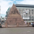 馬路中央有金字塔