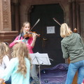 提琴演奏的小女孩，表演完後很害羞的向客人討賞。