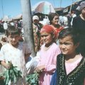 2002喀什大巴扎~賣奧斯曼的維族小女孩