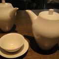 渾圓的造型，高雅的的線條，泡壺紅茶真是人間美妙滋味！茶壺頗有重量，一套要價五位數。（含兩個瓷杯）
