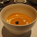 前菜湯是蕃茄濃湯，也是一絕，蕃茄奶油味強烈，喝起來酸度十足，味覺層次有加。