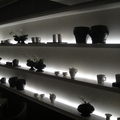忍不住要拍一下茶具的展示區，透過間接打光，黑白兩色的茶具顯得高雅靜謐，清麗脫俗