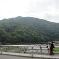 著名的嵐山渡月橋，視野非常開闊，遊人如織。