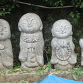 嵐山附近小河邊四尊可愛的僧侶像。