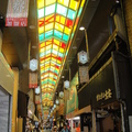 錦市場一樣又是挑高的商店街，但店家很多都是老字號。