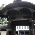 東本願寺有號稱最大的木造主建築，值得一看。