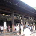 這裡是主殿，中間牌位寫著這次日本東北地震不幸往生的祈?福文字。殿內主侍觀音，旁邊有銅製蓮花，左右殿各有風神?與雷神。