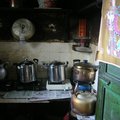 居民一般用火水爐煮食。圖中所見的新爐具，只是為當晚的特備社區自助餐而設。