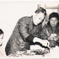 父親六十歲生日，請了幾位親戚，在家中慶祝。 父親切著蛋糕，媽媽一旁協助。