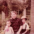 母親帶著大哥的兩個女兒，在我家附近的小學閒逛，留下這一張我最喜歡的三人合照。