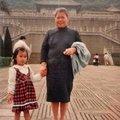 民國69年5月7日，母親與我帶著大哥的女兒出遊，於故宮博物院前留影。