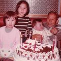 民國七十四年一月，父親過七十歲生日。懷抱孫子，和二位孫女合照。