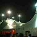 在台北士林基河路空地搭起的白色帳篷,就是表演場
