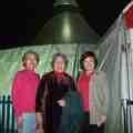 2月11日晚上偕80歲的老媽 (中)去看太陽劇團,巧遇一位同事的夫人(左),在帳篷外合照.