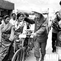 白芳禮老人生前與受到他資助的天津市红光中學藏族學生在一起（1994年攝）。
