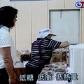2010 0619 民視異言堂第三單元 “兩人單腳的魔法餅乾” 之實況採訪 翻拍自電視照片8