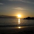 貿宜島的西邊以夕陽著名.  這裡氣候溫和,沙灘乾淨,沒什麼蚊蟲,坐在沙灘上等候夕陽是人生一大享受.