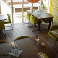 餐廳用色大膽。一般餐廳慣用橘褐暖色調，比較能引起食慾。3cats餐廳卻敢用有酸感的蘋果綠座椅。還好其他佈置搭配得宜。