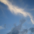 拍完2006年8月6日下午6點45的翡翠灣之後的一分鐘
天空有一片如飛龍在天的白雲 就在客機的上方