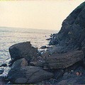 民國80年時當年的觀音鼻底下，天涯海角。細心的您應該可以看出，以前的海岸位置比較低，現在(民國100年)的海平面高多了。引用自: http://cpatch.org/kiiali/