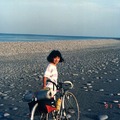 民國80年，當時是沙灘夾雜著不等石礫。很辛苦，腳踏車會陷進去。您也可以看出沙灘非常的寬，離海一大段距離。今(民國100年) 全成礫灘，沙子全部不見，石頭也被海疊高形成海階了。引用自: http://kiiali.cpatch.org/bike/910718chenshuhui/index.htm