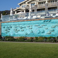 Montage Resort旅館主建物下方有一道秀出海底景色的浮雕牆，這道牆的上方是一座游泳池，左方是公共洗手間的入口，抬頭俯首之間，目光所及之處，盡是一片清涼消暑的感覺。