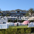 Montage Resort旅館在後院的草坪設置露天餐飲區，黃昏時刻在此一邊用餐，一邊欣賞海邊落日，令人心曠神怡。