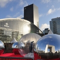 法國拉德芳斯金融商業區裝飾球映出新凱旋門