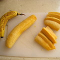 有皮的是香蕉   去皮的是大蕉