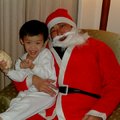 2005聖誕夜，台南長榮飯店，4家父母與6個小孩，我扮聖誕老人