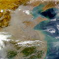 中國空氣污染嚴重，衛星照片顯示天空一片灰茫茫