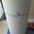 紅茶杯設計,一隻鳥停在橫線上.簡潔