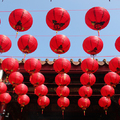 廟裡高掛著祈願的大紅燈籠,
願今年風調雨順好年來