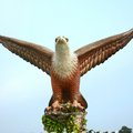 langkawi這個字馬來文意思是紅褐色的鷹，它的地標就是隻鷹，蘭卡威是由99個熱帶島嶼組成群島，沙灘亁境美麗