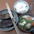 晚飯:
糖醋煎鰹魚(整尾120元)加了甜豆的生海帶豆腐味增湯