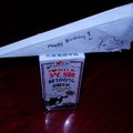 3.陳本耀設計師送我的親筆簽名全脂牛奶及現場摺的特殊材質紙飛機