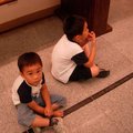 朱振南畫展-ㄧ直在旁邊搗蛋的兩個小朋友