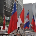 我站在韓國清溪川展示地點的中華民國國旗旁